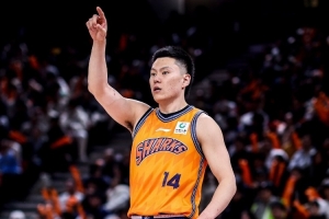 全网热议！李弘权为冠军泪洒赛场，球迷直呼：这就是篮球的真谛！