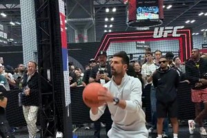 这么准？！网坛巨星德约科维奇三分三连中