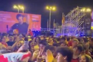 一位西班牙球迷在阿根廷球迷面前行纳粹礼