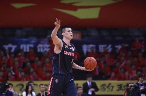 媒体人：周鹏根基正派备受尊敬，完全适合培养为杜指导的接班人