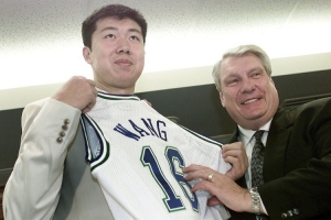 战术布局精妙！王治郅如何凭借空间内线战术在NBA崭露头角