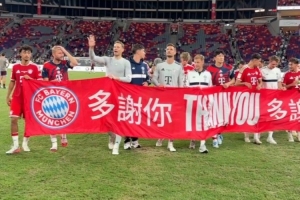 2-1！拜仁香港友谊赛数据称霸，球员谢场横幅显感恩之情