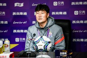 争议判罚引热议，申花逆转青岛止跌保级战