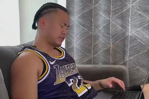 等待詹姆斯转会消息的球迷be like: