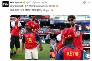 迎接新王！亚马尔弟弟季马尔在现场霸气地戴上冠军帽子！