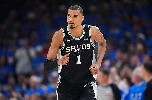 媒体人：众多NBA传奇中锋受耐克冷落，文班亚马球鞋待遇领先前辈