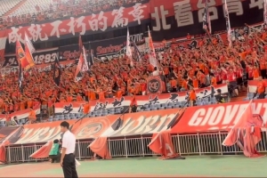 狂飙！唐田领军泰山队逆转津门虎，球迷高喊‘唐田加油’激情四溢