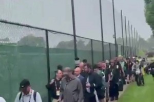 由于雷暴天气，西班牙队决赛前的最后一次训练被迫暂停