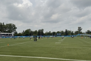 活塞巧用同城NFL队训练场，三招攻防转换锁定胜局深度分析