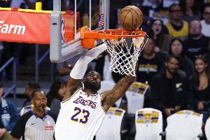 媒体关注：詹姆斯动向成焦点，独占NBA头条新闻