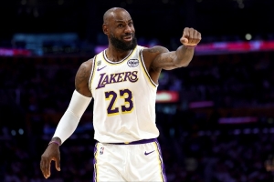 橄榄场外接手VS篮球GOAT：皮肯斯与Skip Bayless交锋，篮球认知之争一触即发