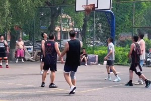 别看大叔打球晃晃悠悠，但在场上是真的不好防！