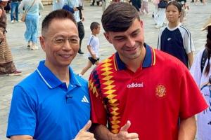 詹俊与佩德里相遇：探讨他与2010年哪位球员表现更佳，以及未来是否考虑加盟利物浦