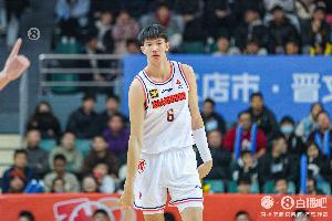 宏远男篮内线对决：黄明依续约B类合同，实力升级直面挑战